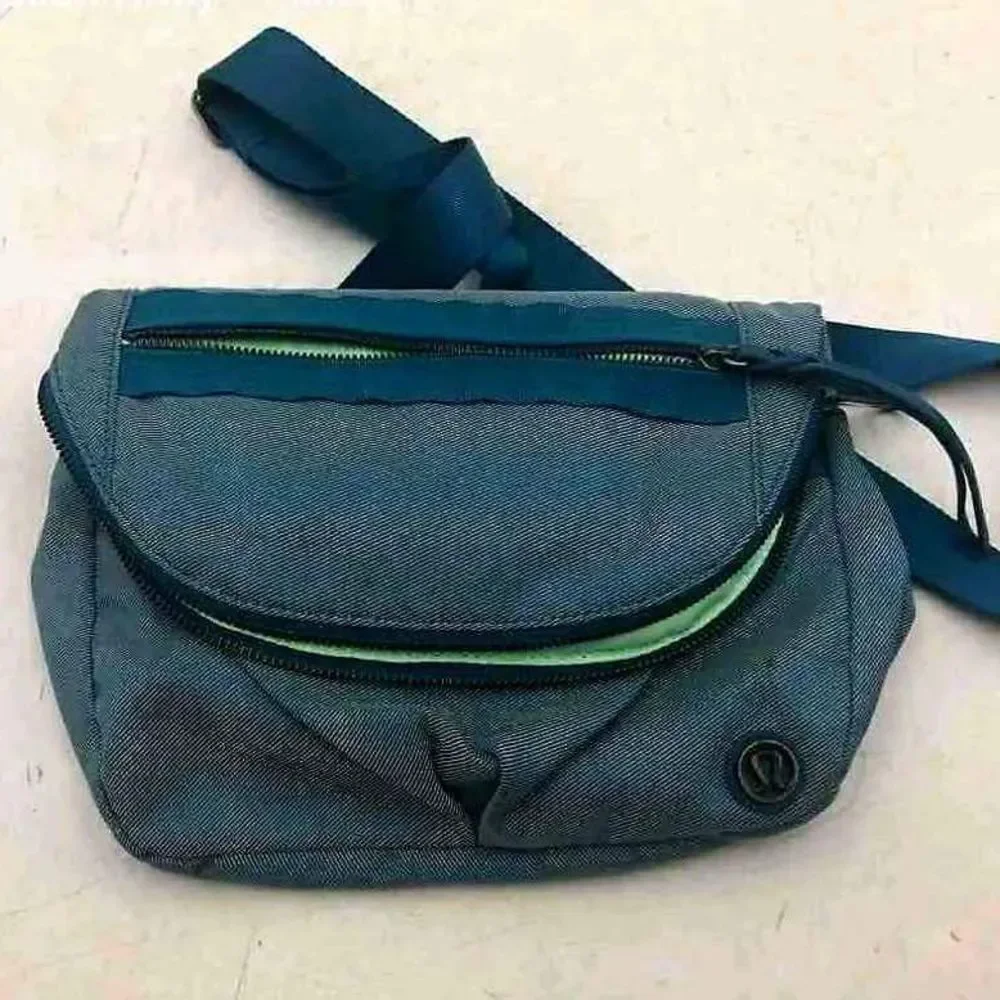 Lululemon Tofino Teal
Festival Bag HTF HSO
EXTREMELY RARE COLORWAY - Picture 1 of 6